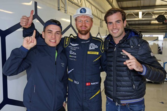 TFスポーツのサリ・ヨルク（左）とユアン・ハンキー（右）。中央のニッキー・ティームは2018年、TFスポーツからブリティッシュGTに参戦する。