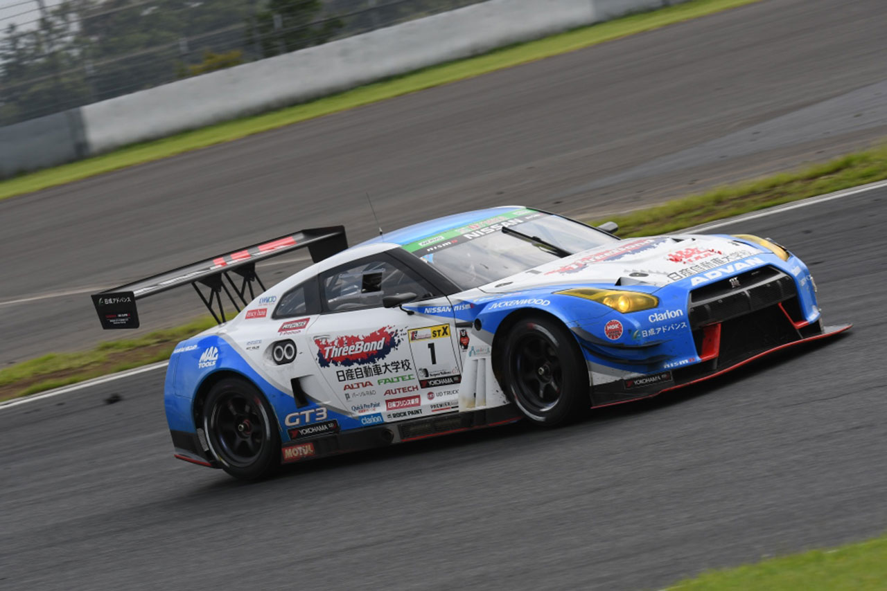 ブースに展示されるスリーボンド日産自動車大学校GT-R
