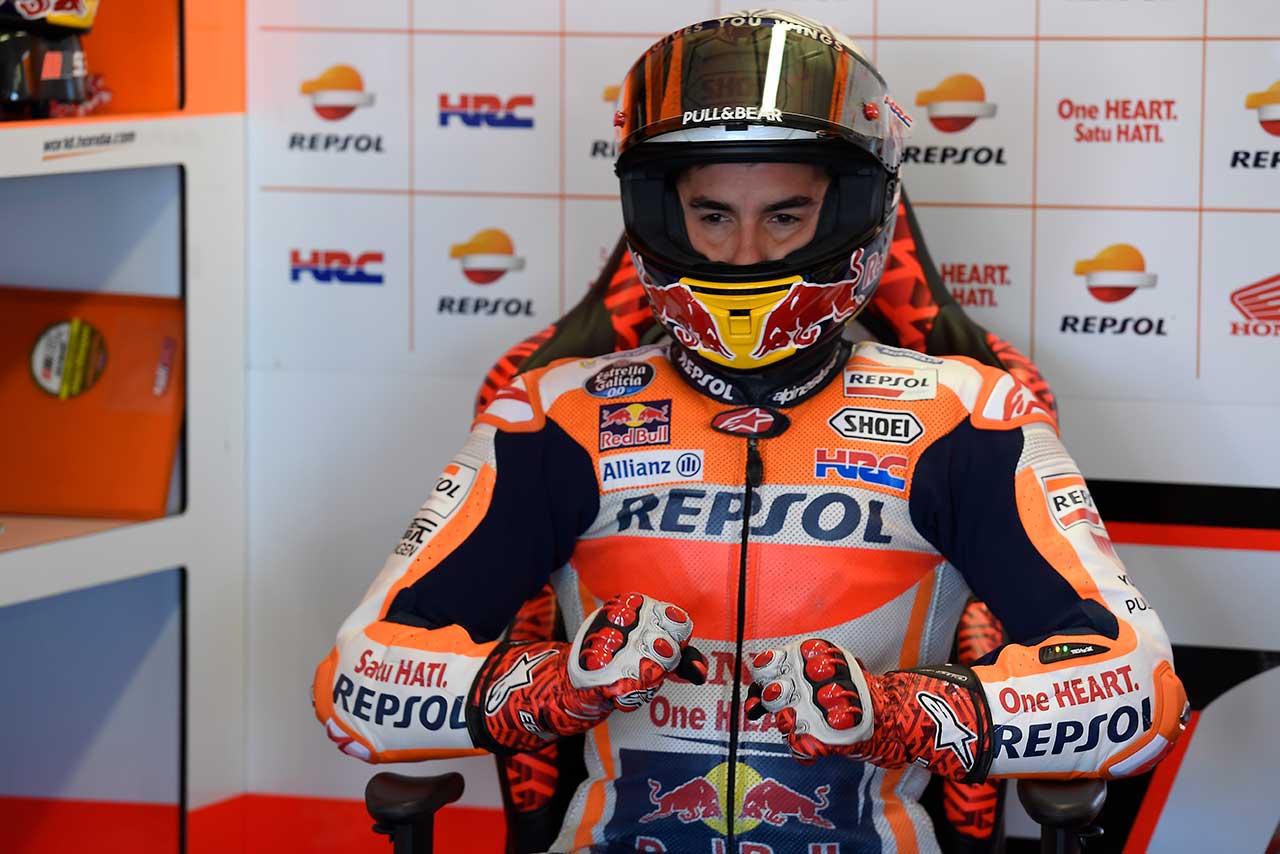 マルク・マルケスの左腕に光るのがエアバッグシステムの一部