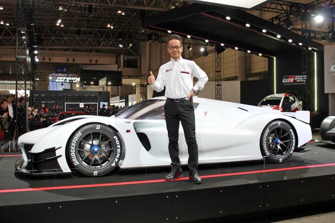 GRスーパースポーツコンセプトの脇に立つGAZOO Racing Companyの友山茂樹プレシデント