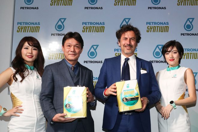 ディアリゴCEO（右）と日本における販売会社ペトロプランの藤田賢一社長
