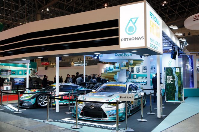 ブースにはGT300の車両2台も展示されている