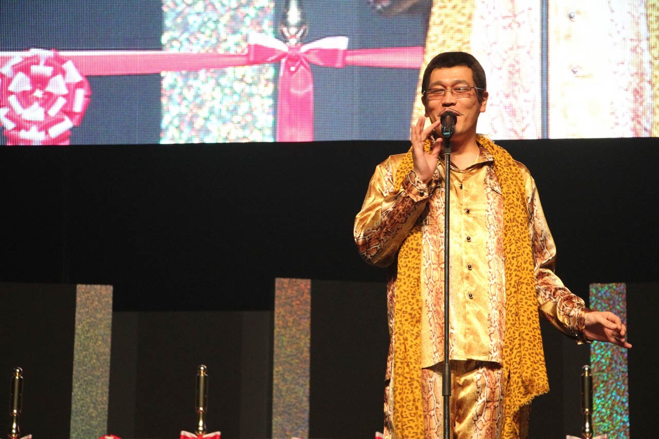 古坂大魔王さんが”プロデューサー”を務めるシンガーソングライターのピコ太郎。2017年の東京オートサロンではオープニングアクトを行った