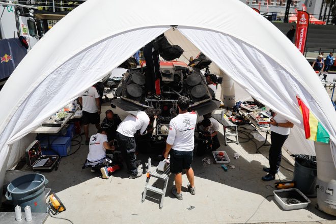 休息地のラ・パスでメンテナンスを受けるプジョー3008DKR Maxi