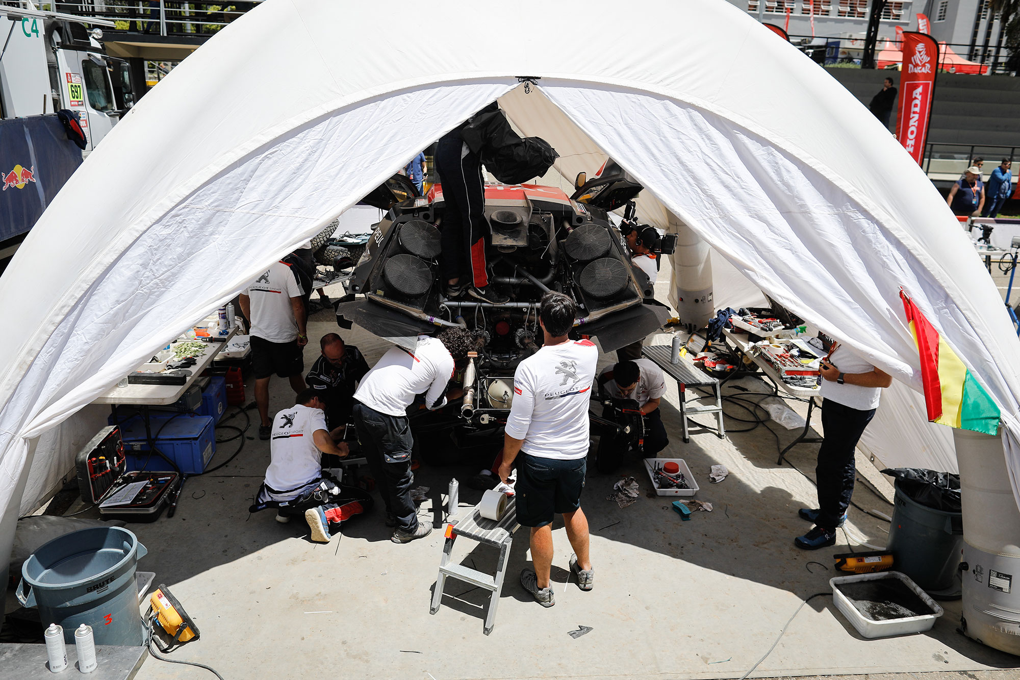 休息地のラ・パスでメンテナンスを受けるプジョー3008DKR Maxi