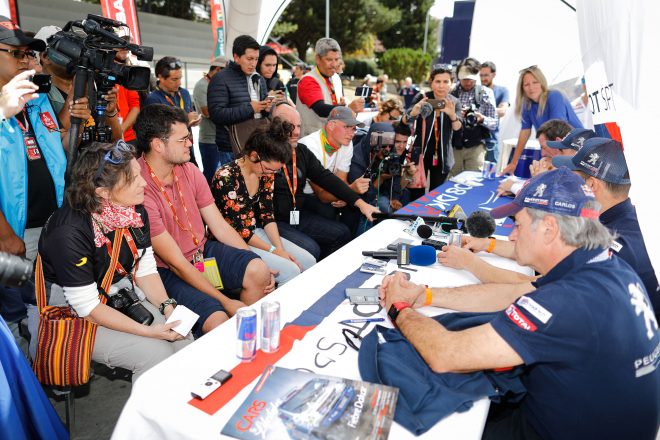 ドライバーたちはメディアの取材にも応じている