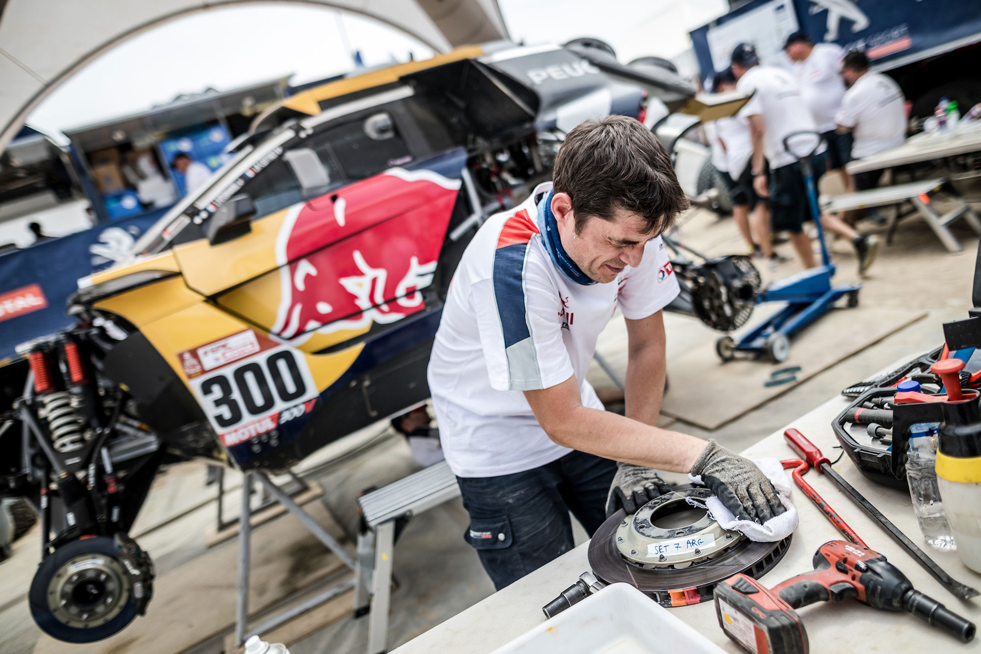 休息地のラ・パスでメンテナンスを受けるプジョー3008DKR Maxi