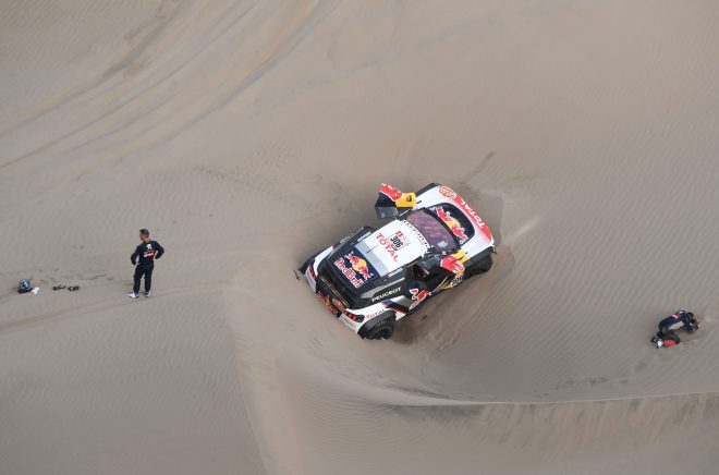 セバスチャン・ローブは穴にはまり自力で脱出できず。コドライバーの負傷もありリタイアとなった