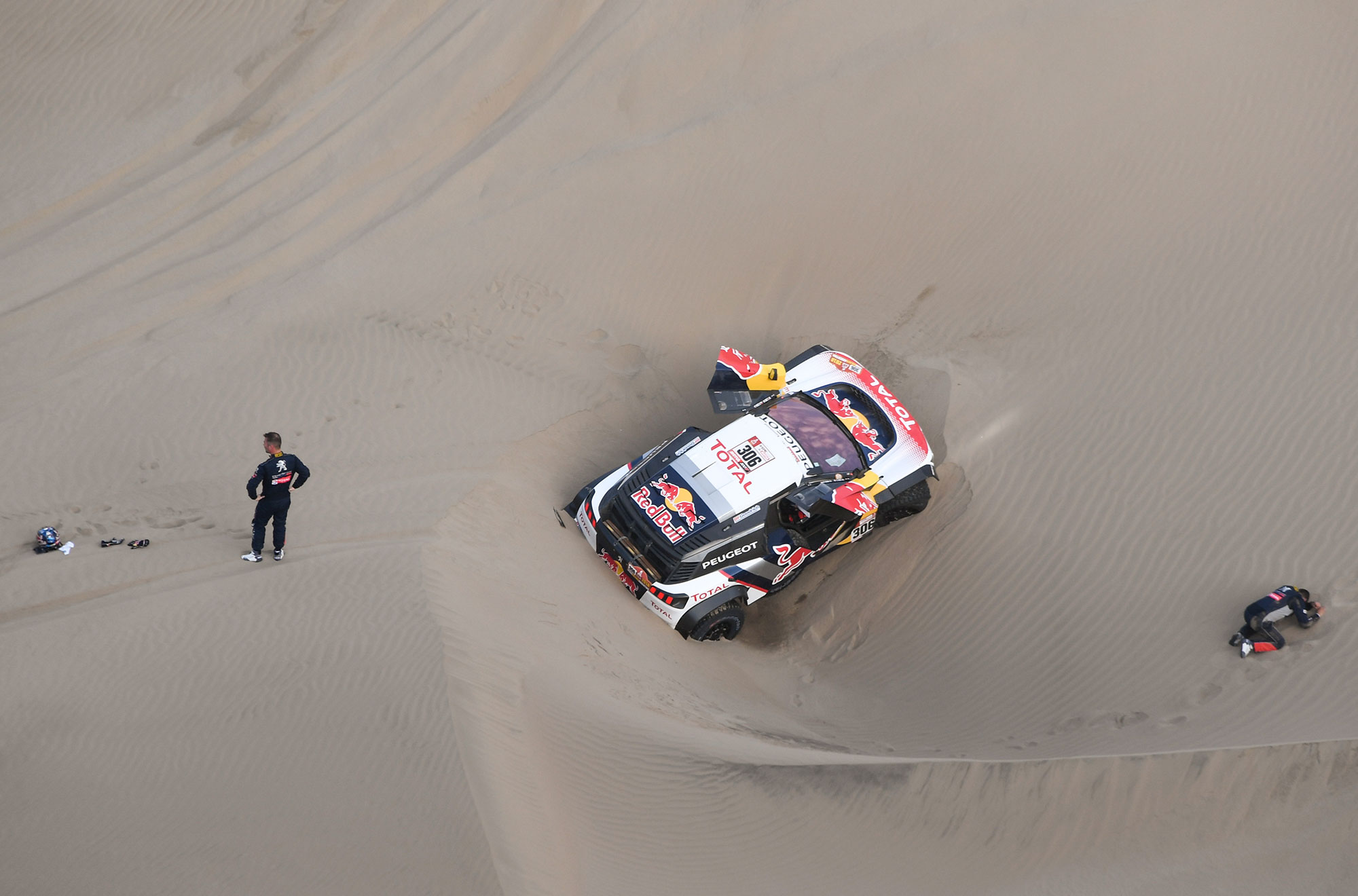 セバスチャン・ローブは穴にはまり自力で脱出できず。コドライバーの負傷もありリタイアとなった