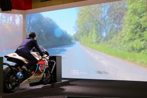 こちらはTEAM MUGENの神電 四ライディング体験。映像に合わせてバイクをバンクさせられる