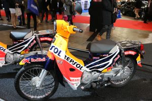 よ~く見ると、マルケスのサインが入っている