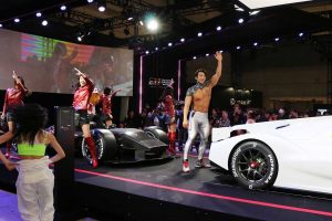 マッチョとかわいい女の子たちがイベントの最後を盛り上げる