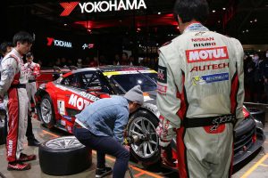 レース好きにはたまらない、ピット作業を間近で見られ、体験もできる