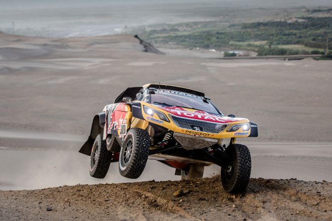 ダカールラリーは四輪、二輪、トラック（カミオン）、バギーの4カテゴリーで争われる。写真は四輪のプジョー3008DKR Maxi