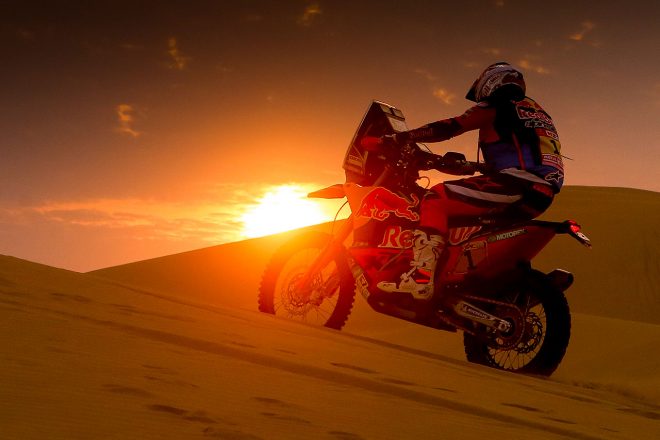 ダカールラリーは四輪、二輪、トラック（カミオン）、バギーの4カテゴリーで争われる。写真は二輪のKTM450ラリー