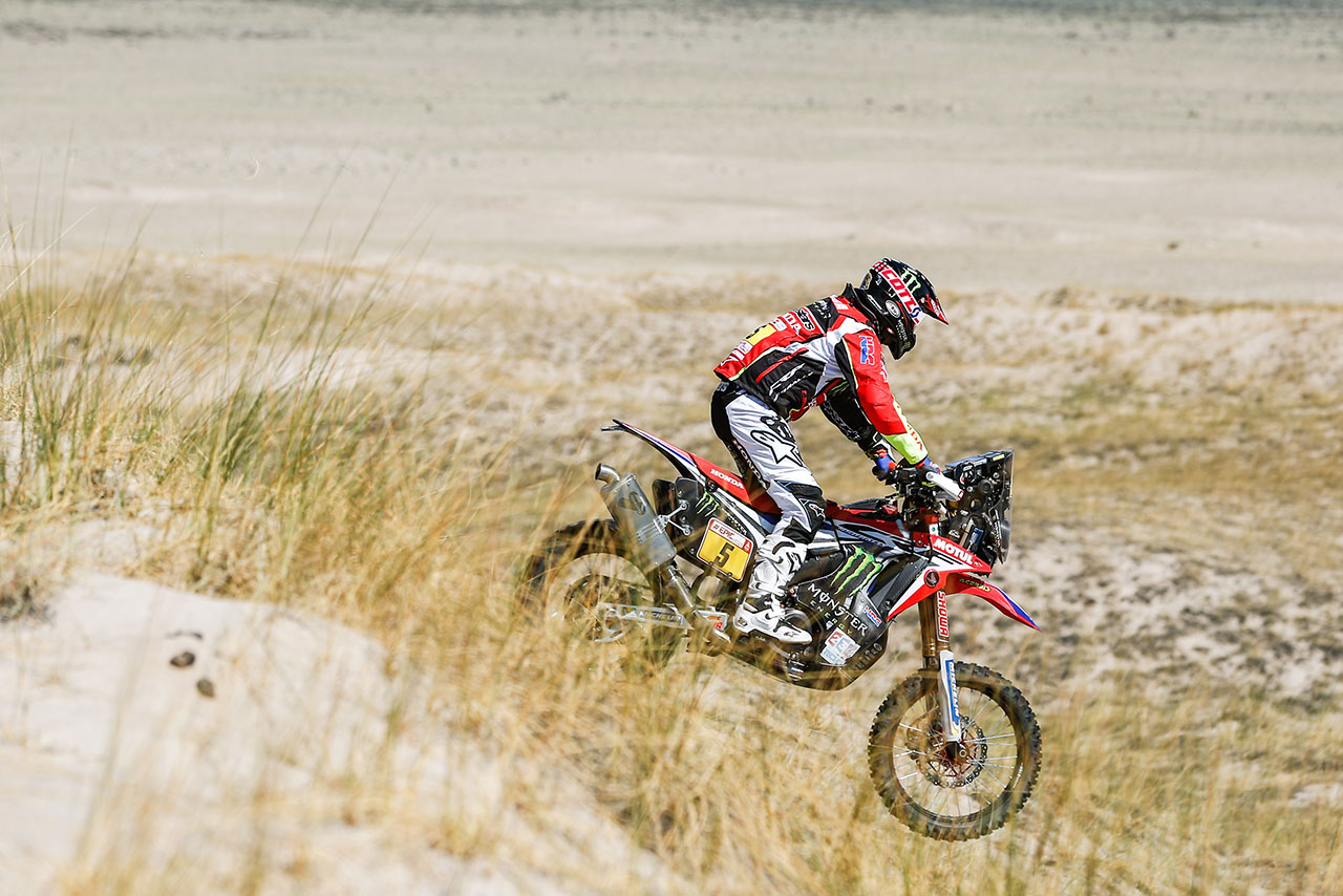 二輪部門の総合2番手につけたホアン・バレダ（ホンダCRF450RALLY）