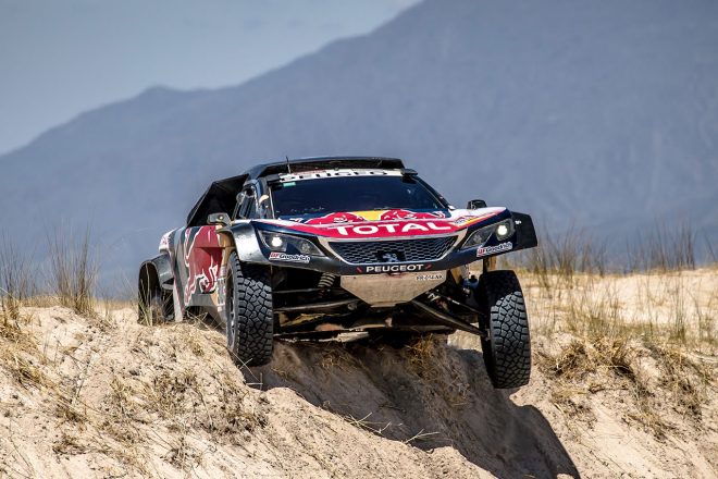 総合首位を走るカルロス・サインツ（プジョー3008DKR Maxi）