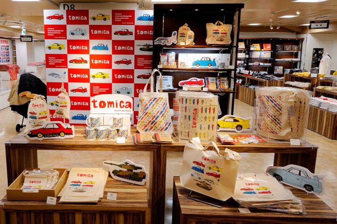 物販ではtomicaグッズも販売されている