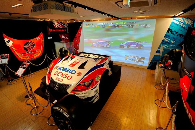 マシンのパーツの一部やタイヤの展示も