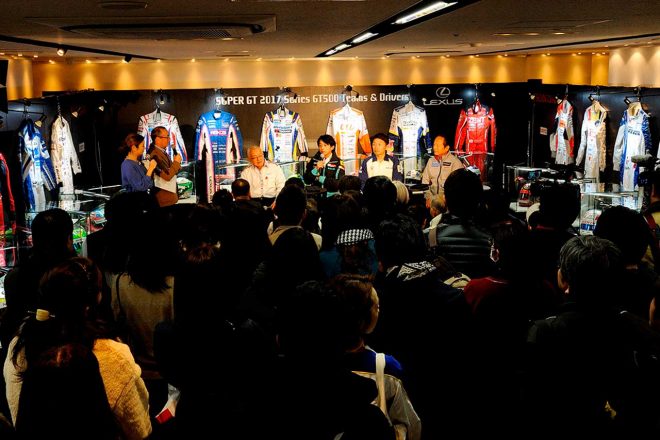 豪華トークショーにはたくさんの人が詰めかけた