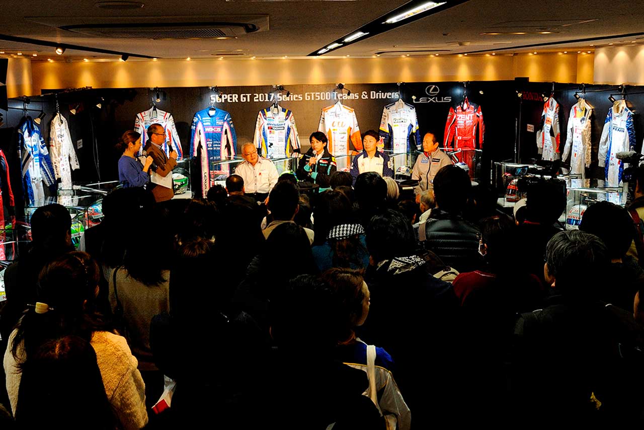 豪華トークショーにはたくさんの人が詰めかけた