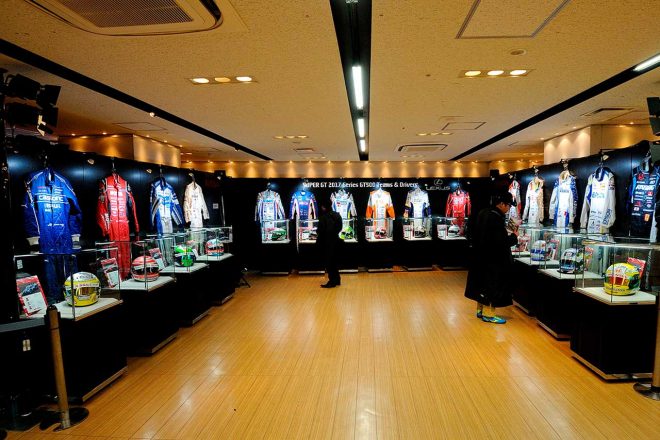 GT500クラスの各レーシングスーツとヘルメットの展示がずらり