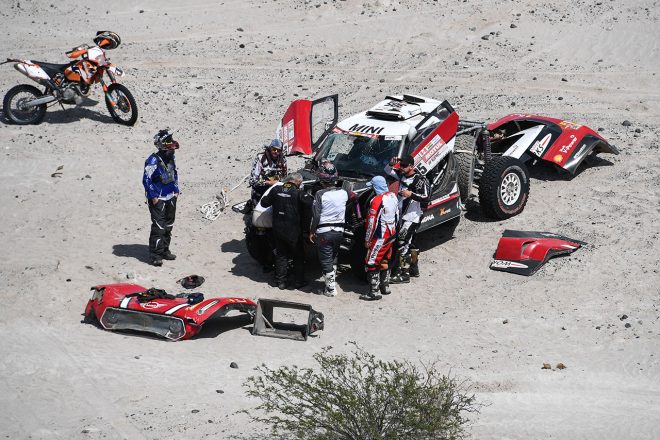 ミニ勢はこの日も苦戦。ミッコ・ヒルボネン（ミニ・ジョン・クーパー・ワークス・バギー）はマシントラブルでステージ途中で修理にあたった