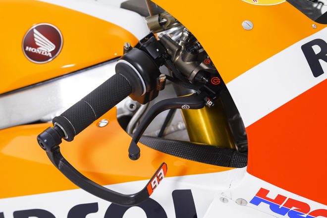 マルケス機のグリップはザラザラとした表面に