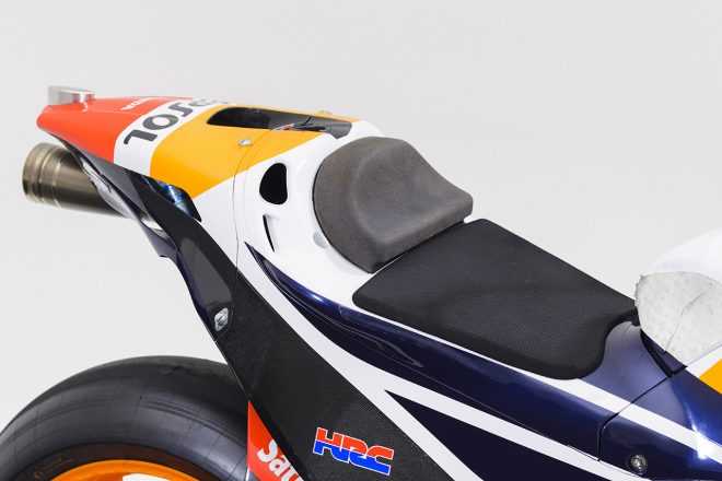 マルケス機のシートポジションは前寄り