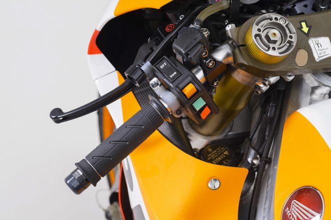 ペドロサ機　左ハンドルレバー