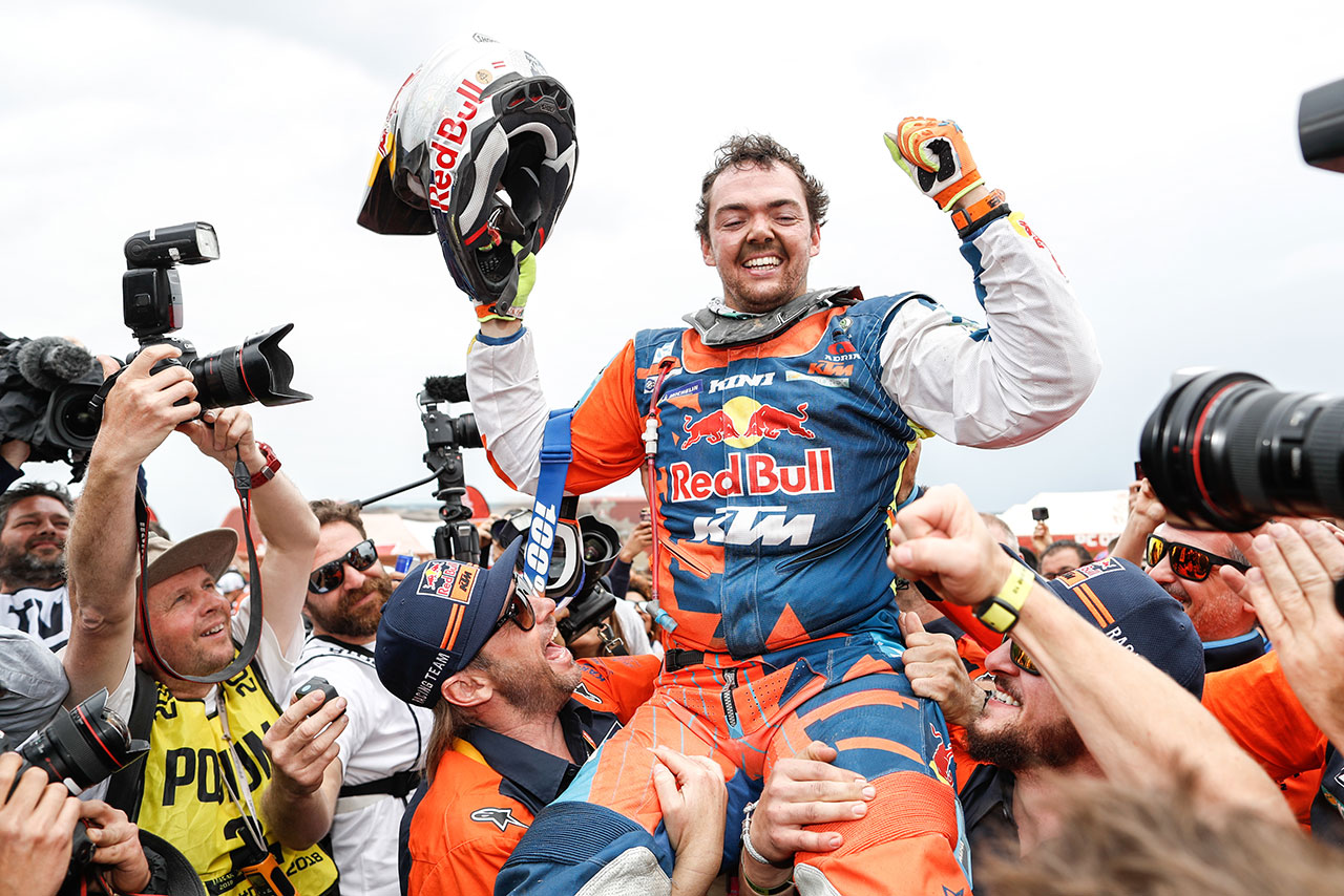 二輪部門を制したマシアス・ウォークナー（KTM450ラリー）