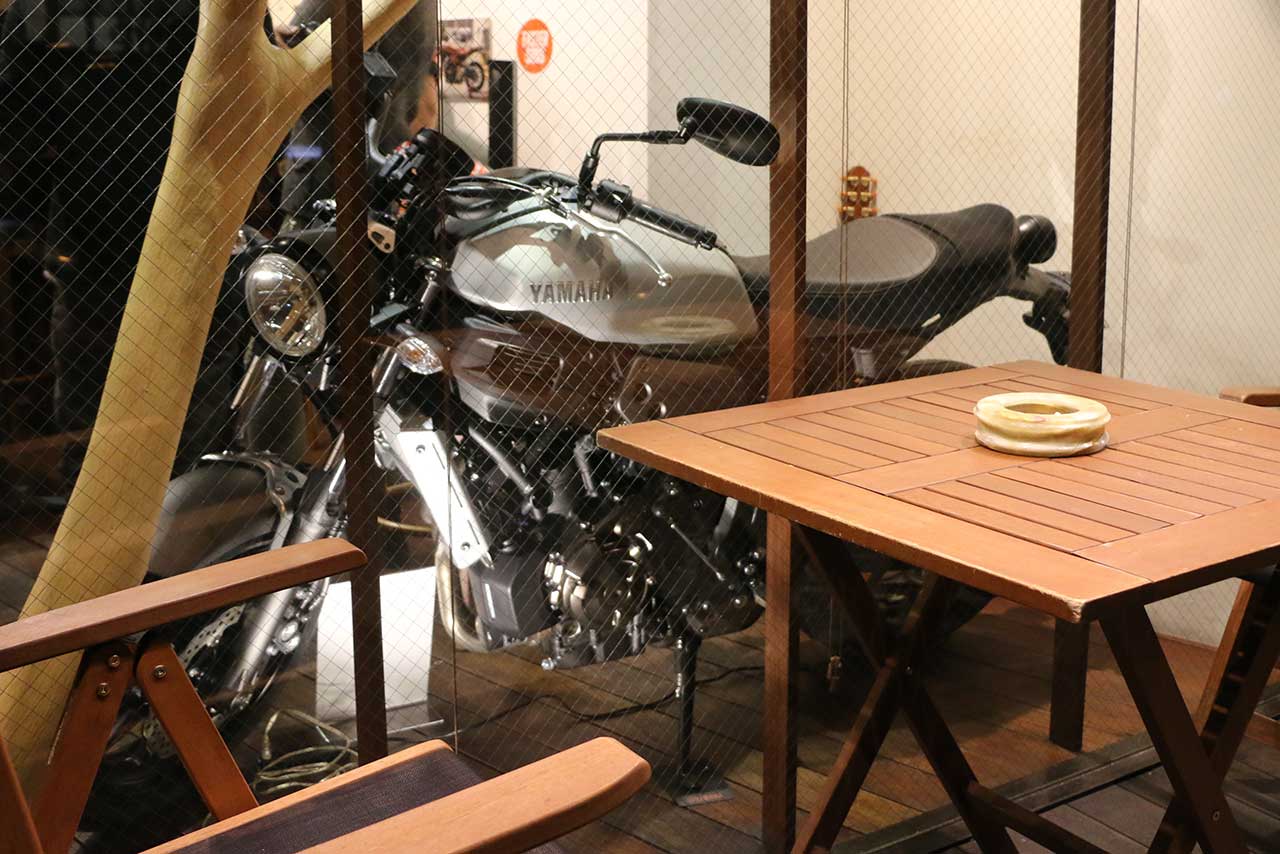 窓際に展示されたXSR700。カフェに飾られているのがまたオシャレ