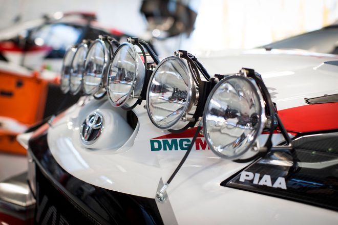 夜間走行に備え、ライトポッドも装備される