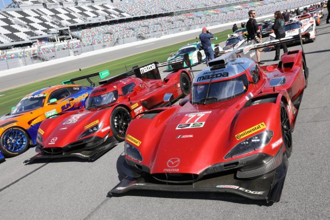 集合写真のためコースに並べられた2台のマツダRT24-P DPi