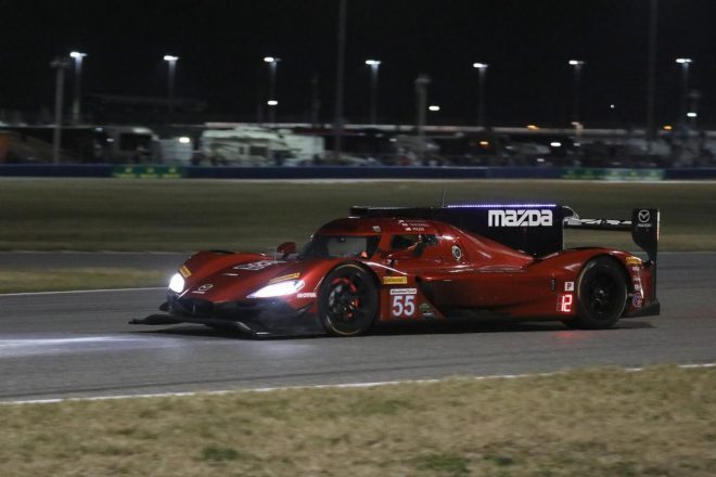 ナイトセッションで決勝用セットアップを確認する55号車マツダ