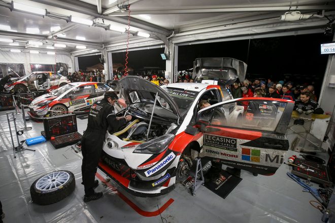 サービスパークでメンテナンスを受けるトヨタ・ヤリスWRC