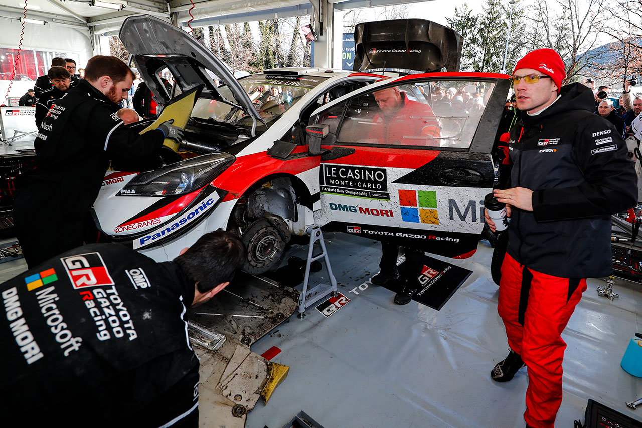 サービスパークで整備されるヤリ-マティ・ラトバラのトヨタ・ヤリスWRC