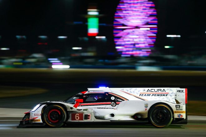 スタートから12時間、アキュラ・チーム・ペンスキーの6号車アキュラARX-05 DPiが総合首位に立っている。