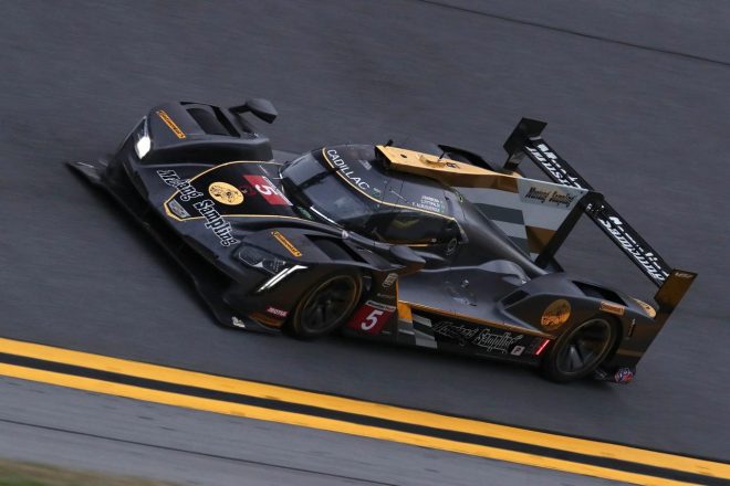 レース序盤から上位を争っている5号車キャデラックDPi-V.R