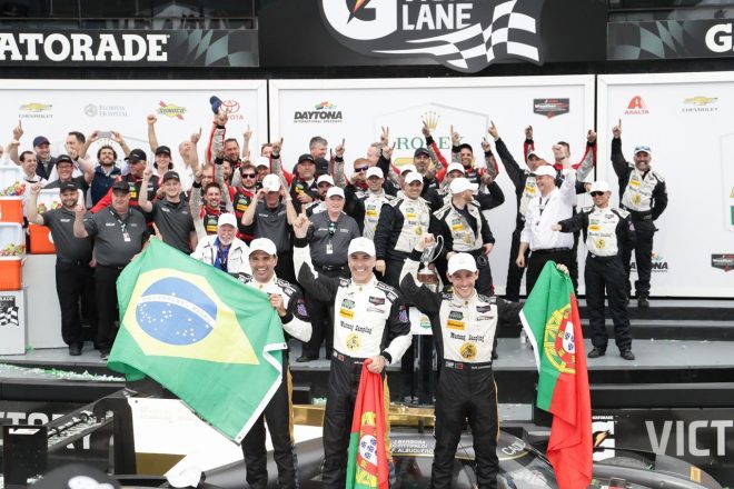 デイトナ24時間を制したクリスチャン・フィッティパルディ（左）／ジョアオ・バルボサ（中央）／フィリペ・アルバカーキ（右）