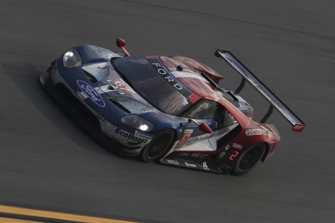 67号車フォードGTがライバルを圧倒する速さでGTLMクラスウイナーに。