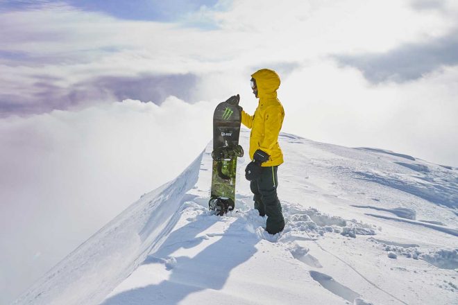 北海道・ニセコでスノーボードを楽しむルイス・ハミルトン