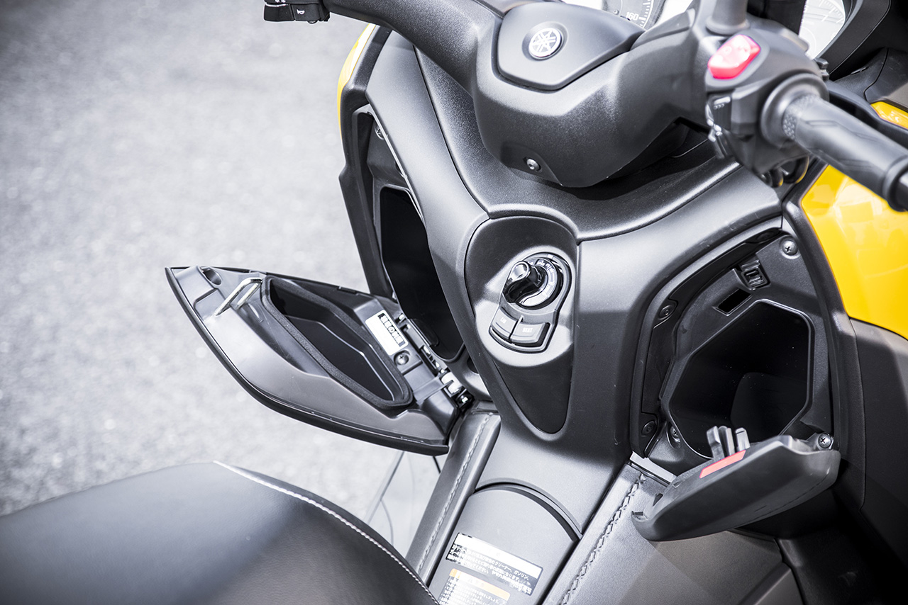 小物を収納できるフロントトランクを左右に設置。右側はワンプッシュ式で開閉、左側はメインキー下のスイッチで施錠できる仕組み