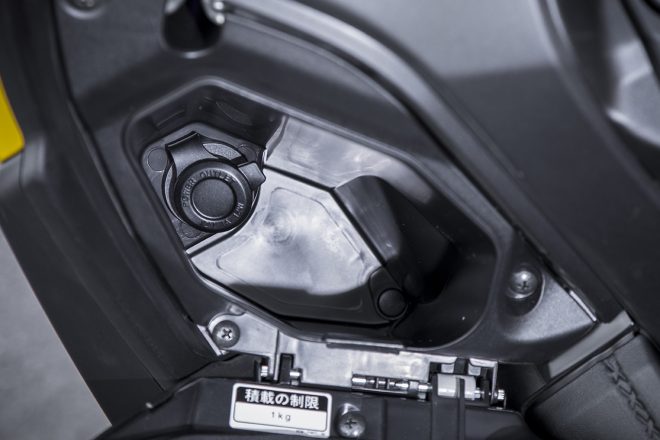 フューエルリッドの開閉はメインキーを左に回すだけと簡単。フラップ両側には「X」を象ったステッチ模様が刻まれるなど粋なこだわりも