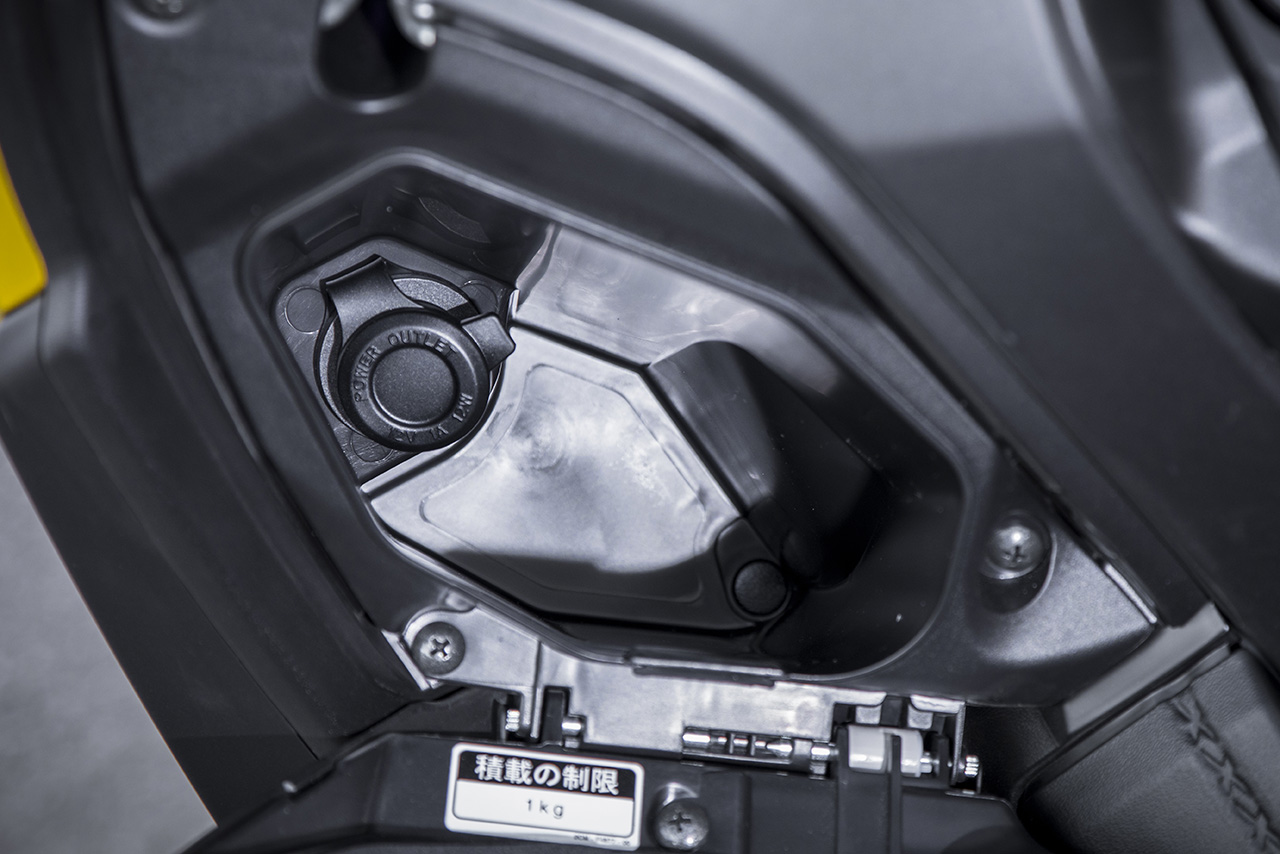 フューエルリッドの開閉はメインキーを左に回すだけと簡単。フラップ両側には「X」を象ったステッチ模様が刻まれるなど粋なこだわりも