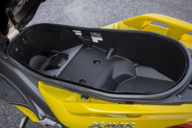 45Ｌ容量のシート下スペースはヘルメット2個+αが収まる抜群の収納力。LED照明と油圧ダンパー付きでグレード感あり