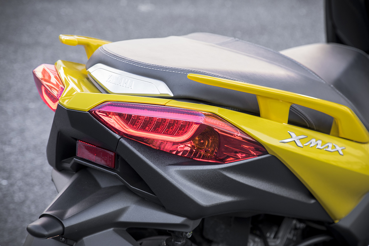 テールライトはフロントとのイメージ統一を図った2灯LEDタイプを採用。デザインされたグラブバーはしっかりした作りで実用性にも優れる