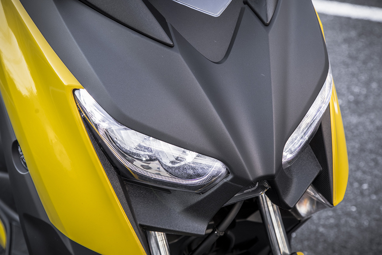 ヘッドライトはLEDを採用。ロービームで2灯、ハイビームでは中央のランプが追加され3灯となる