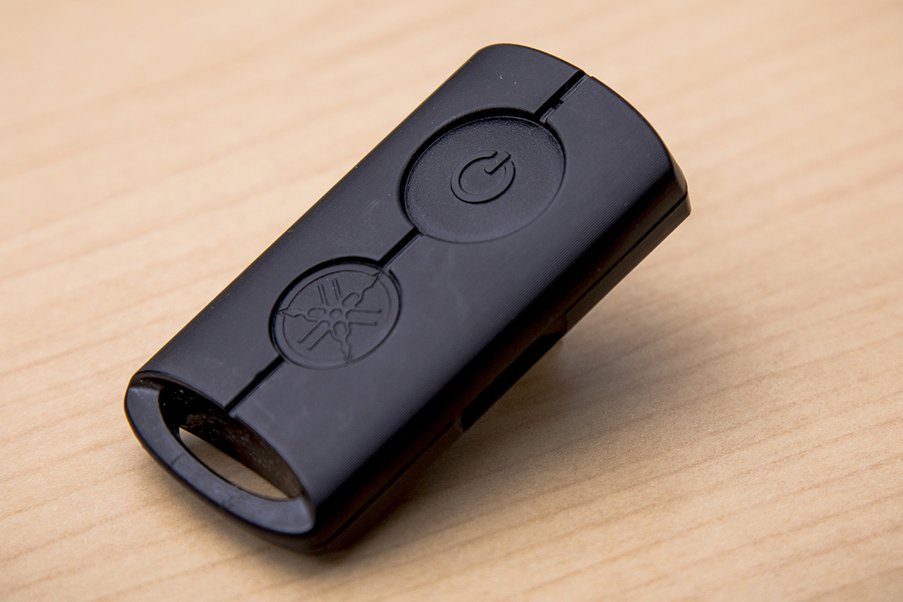 スマートキーを採用。キーを取り出さずに車両のメインスイッチを押して回すだけで電源ONとなりハンドルロックが解除される