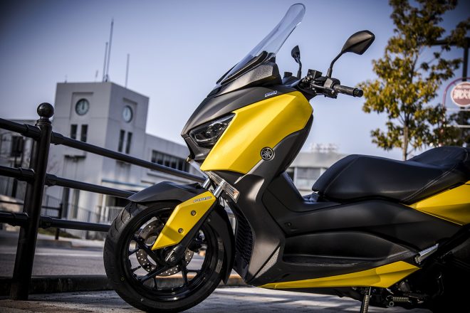 フロントフォークはアッパーブラケットまで貫通した正立タイプで接地感に優れる